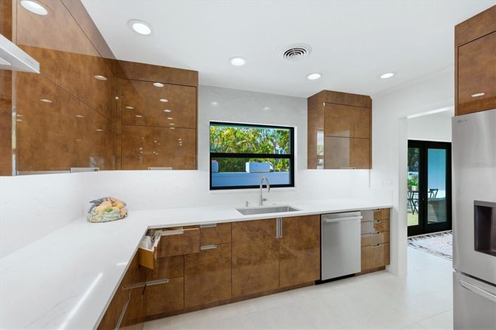 Image No.20-4 Bed Property for sale