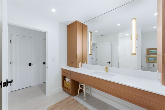 Image No.28-4 Bed Property for sale