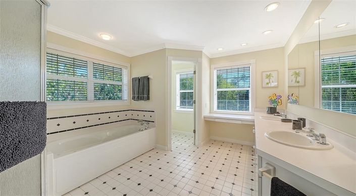 Image No.44-3 Bed Property for sale