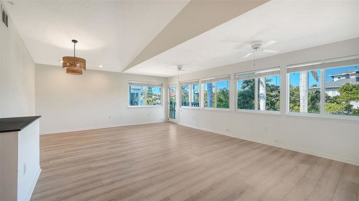 Image No.12-5 Bed Property for sale