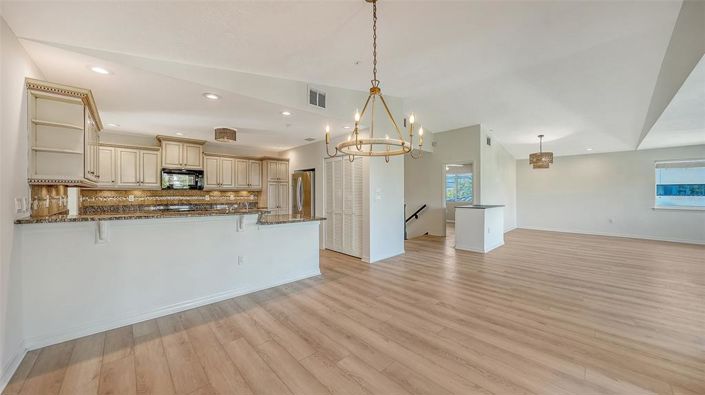 Image No.20-5 Bed Property for sale