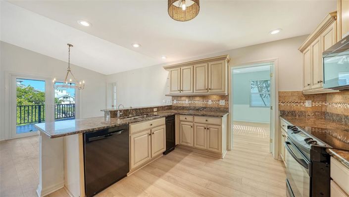 Image No.24-5 Bed Property for sale