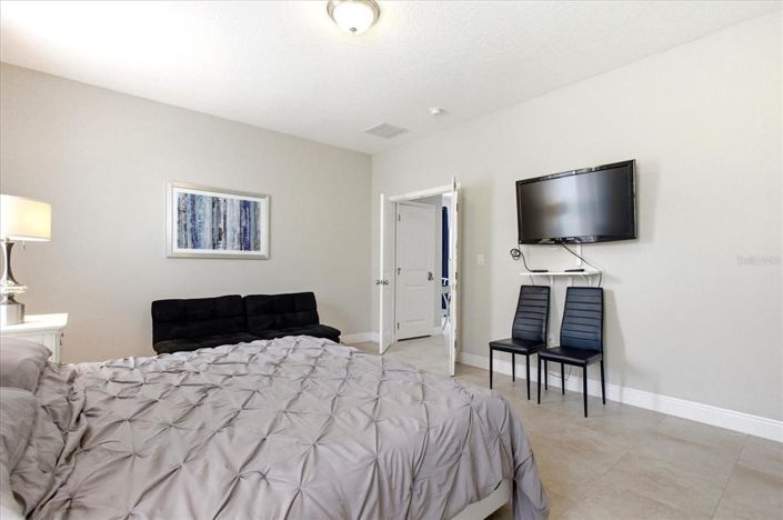 Image No.20-6 Bed Property for sale