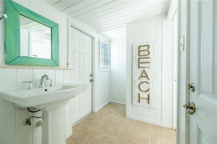 Image No.24-6 Bed Property for sale