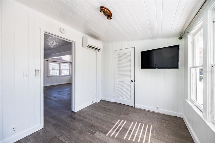 Image No.27-6 Bed Property for sale