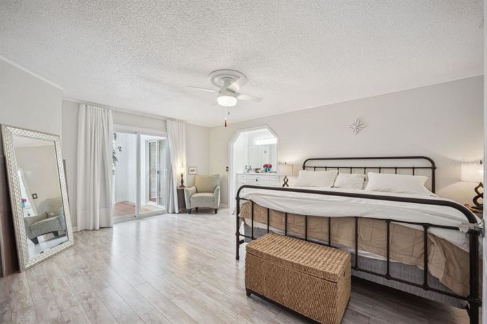 Image No.17-5 Bed Property for sale