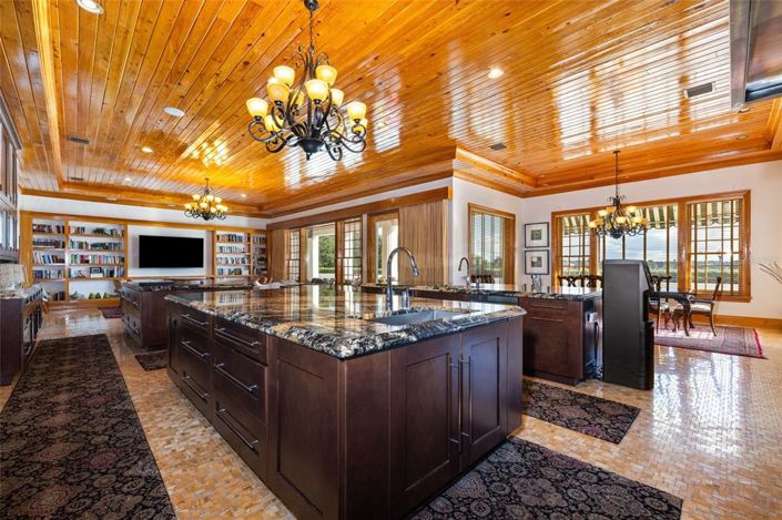 Image No.21-7 Bed Property for sale