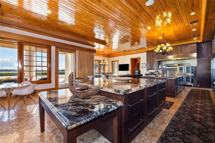 Image No.22-7 Bed Property for sale