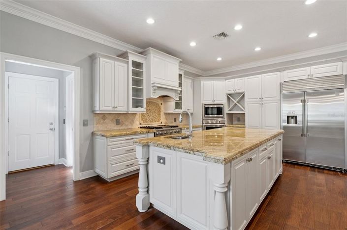 Image No.20-5 Bed Property for sale