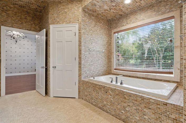 Image No.42-5 Bed Property for sale