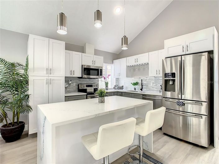 Image No.8-6 Bed Property for sale