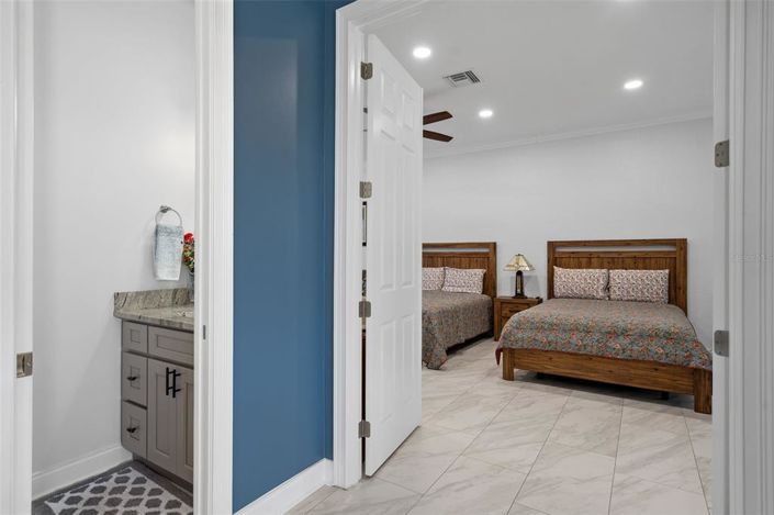 Image No.21-6 Bed Property for sale