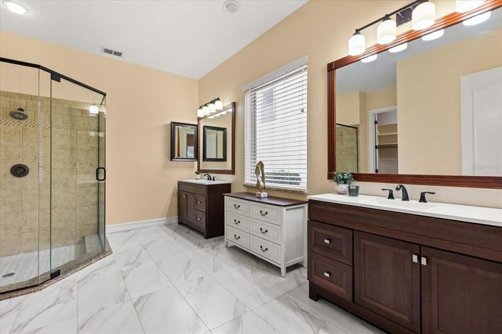 Image No.24-5 Bed Property for sale