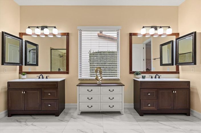 Image No.26-5 Bed Property for sale