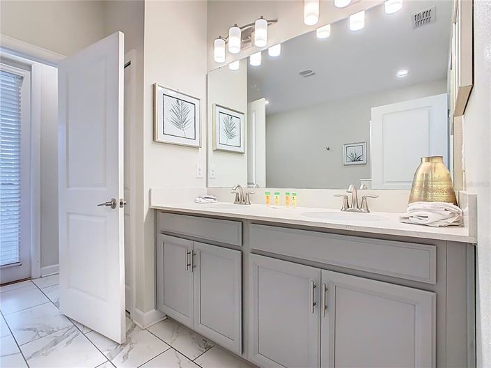 Image No.24-8 Bed Property for sale