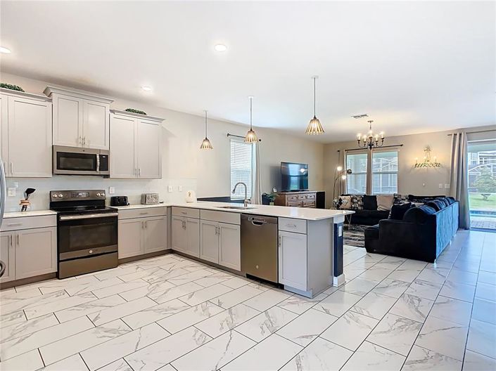 Image No.3-8 Bed Property for sale