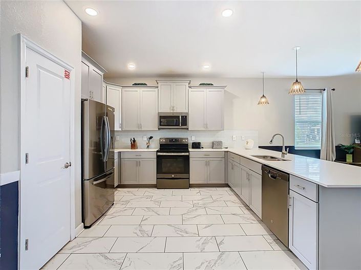 Image No.4-8 Bed Property for sale