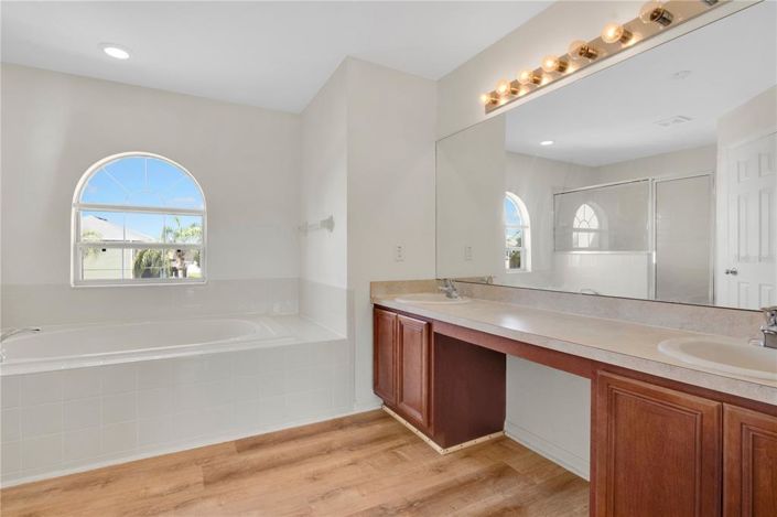 Image No.16-4 Bed Property for sale