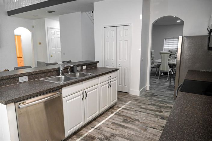 Image No.8-5 Bed Property for sale