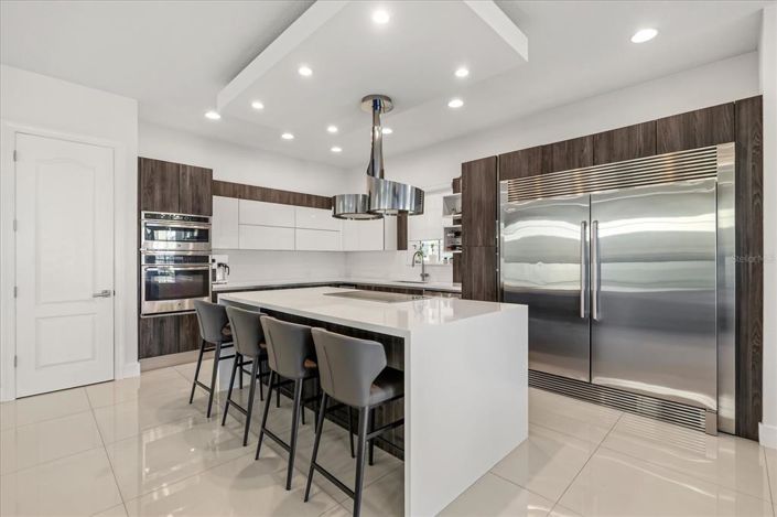 Image No.10-4 Bed Property for sale