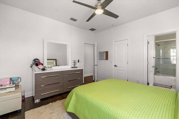 Image No.26-4 Bed Property for sale