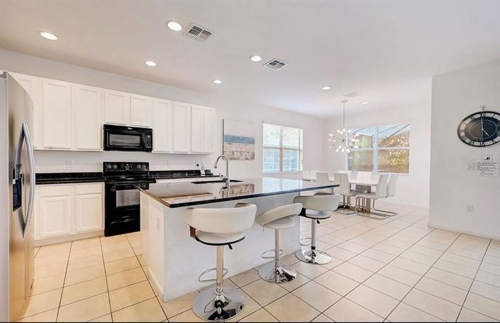 Image No.10-5 Bed Property for sale