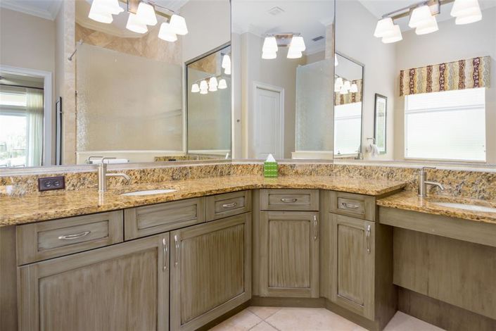 Image No.28-4 Bed Property for sale