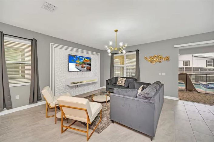 Image No.20-8 Bed Property for sale