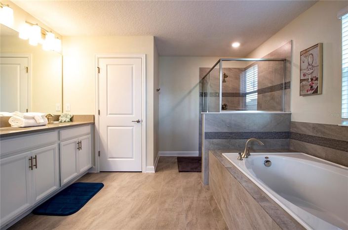 Image No.33-6 Bed Property for sale