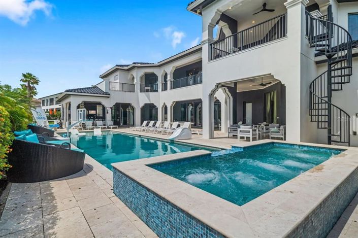 Image No.8-12 Bed Property for sale