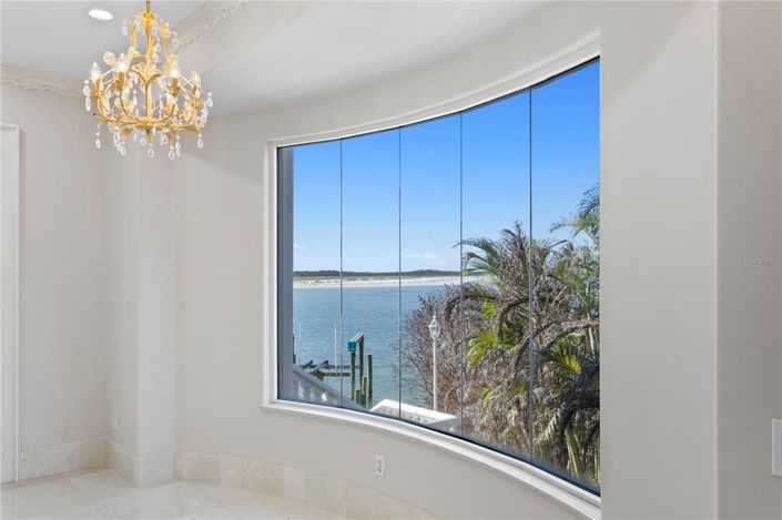 Image No.10-6 Bed Property for sale