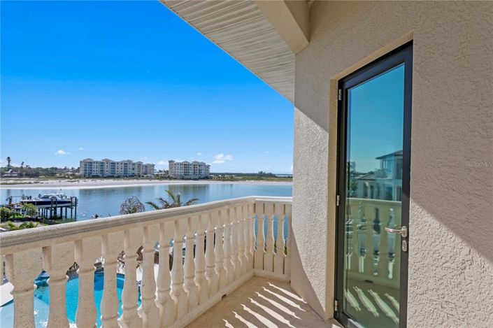 Image No.17-6 Bed Property for sale