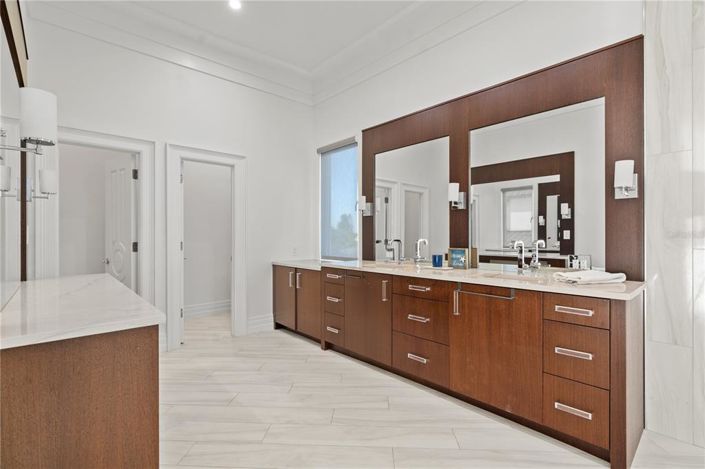 Image No.46-6 Bed Property for sale