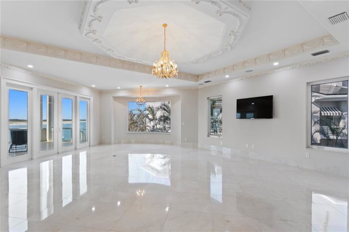 Image No.9-6 Bed Property for sale