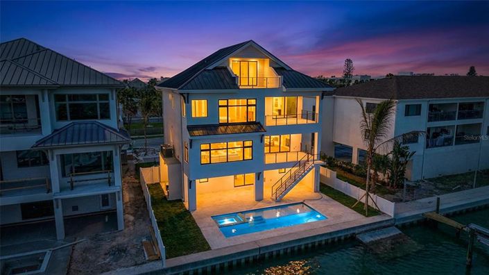 Image No.8-4 Bed Property for sale