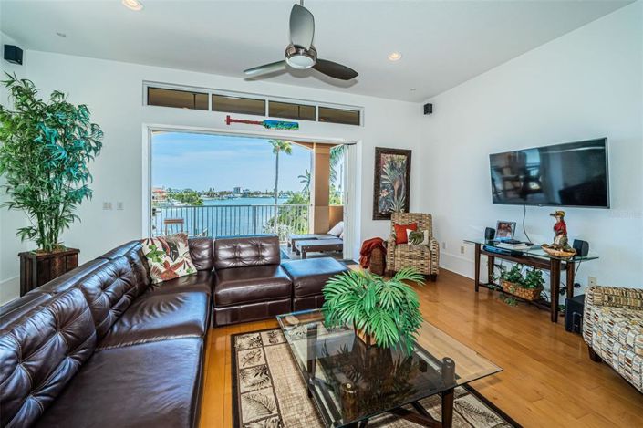 Image No.10-3 Bed Townhouse for sale