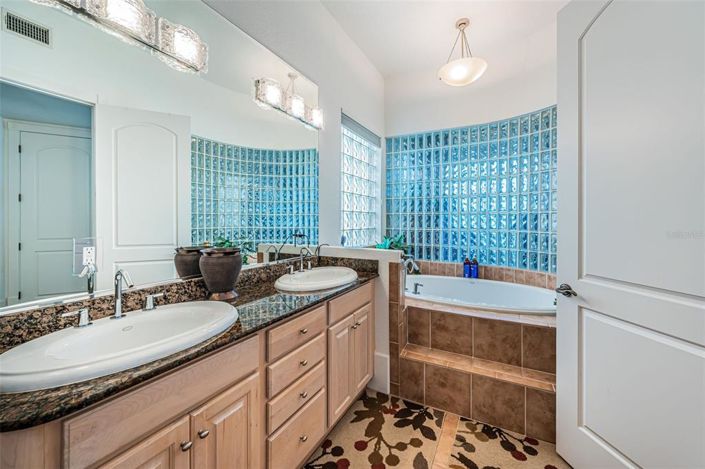 Image No.45-3 Bed Townhouse for sale