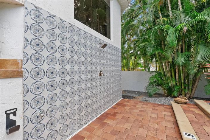 Image No.15-5 Bed Property for sale