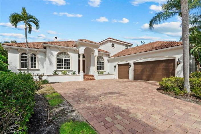 Image No.2-5 Bed Property for sale