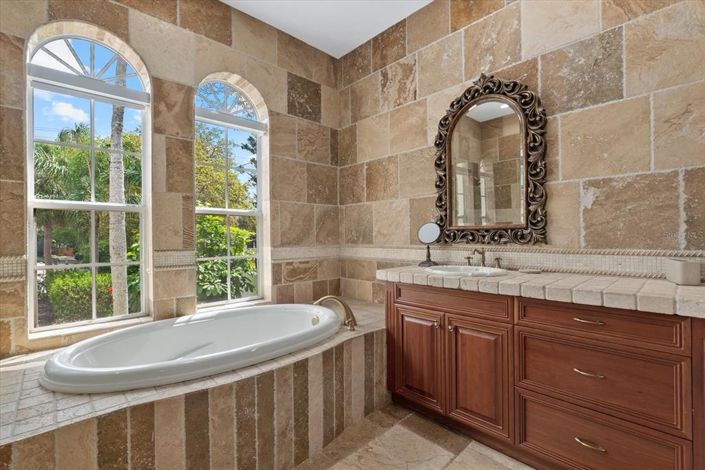 Image No.26-5 Bed Property for sale