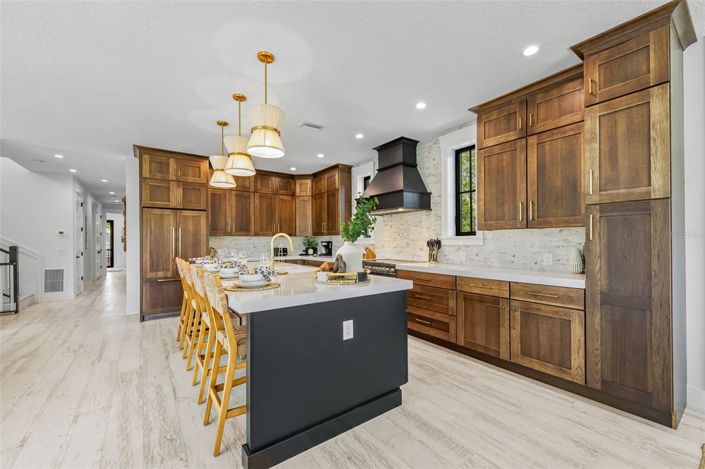 Image No.10-8 Bed Property for sale