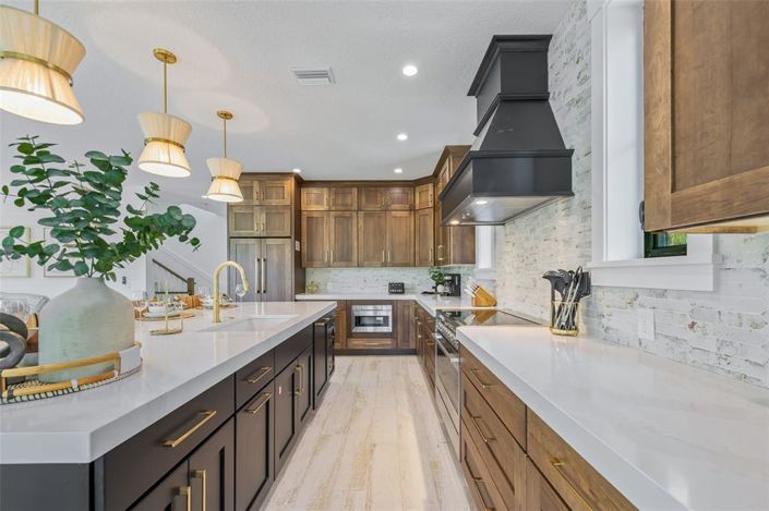 Image No.12-8 Bed Property for sale