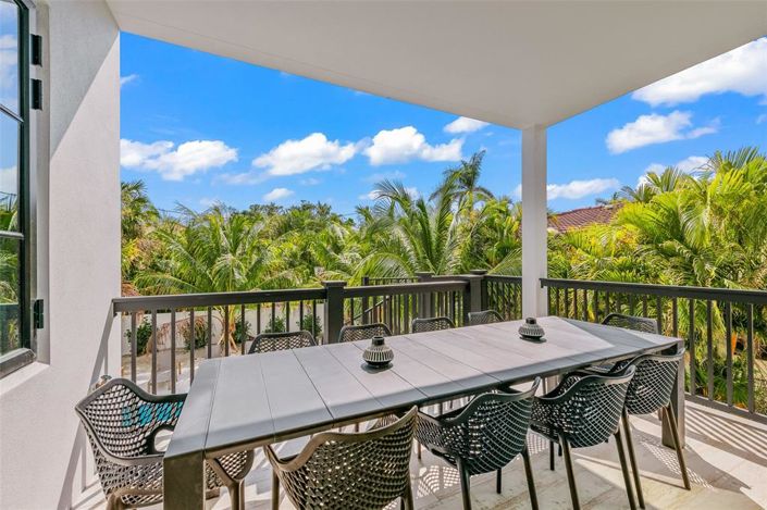 Image No.18-8 Bed Property for sale