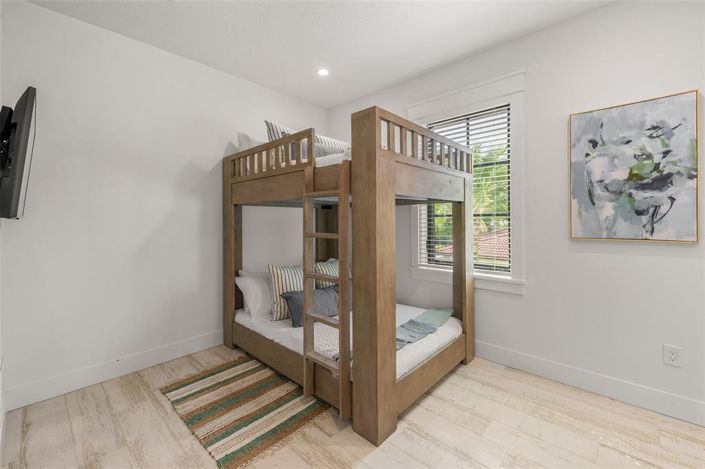 Image No.22-8 Bed Property for sale