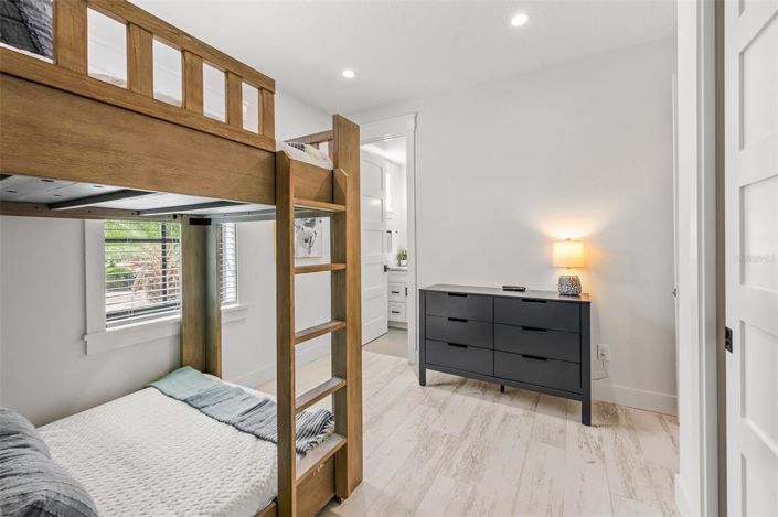 Image No.28-8 Bed Property for sale