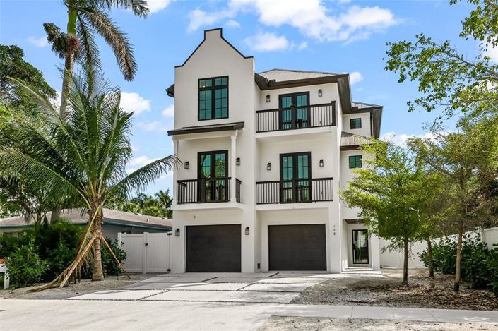 Image No.3-8 Bed Property for sale