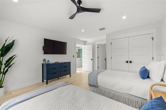 Image No.33-8 Bed Property for sale