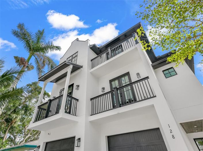 Image No.6-8 Bed Property for sale