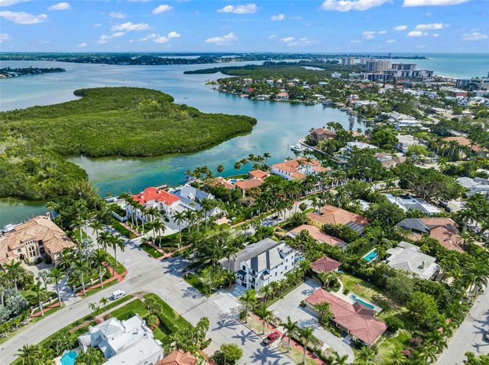 Image No.60-8 Bed Property for sale