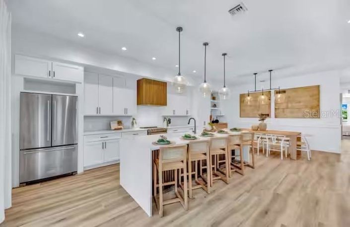 Image No.10-6 Bed Property for sale